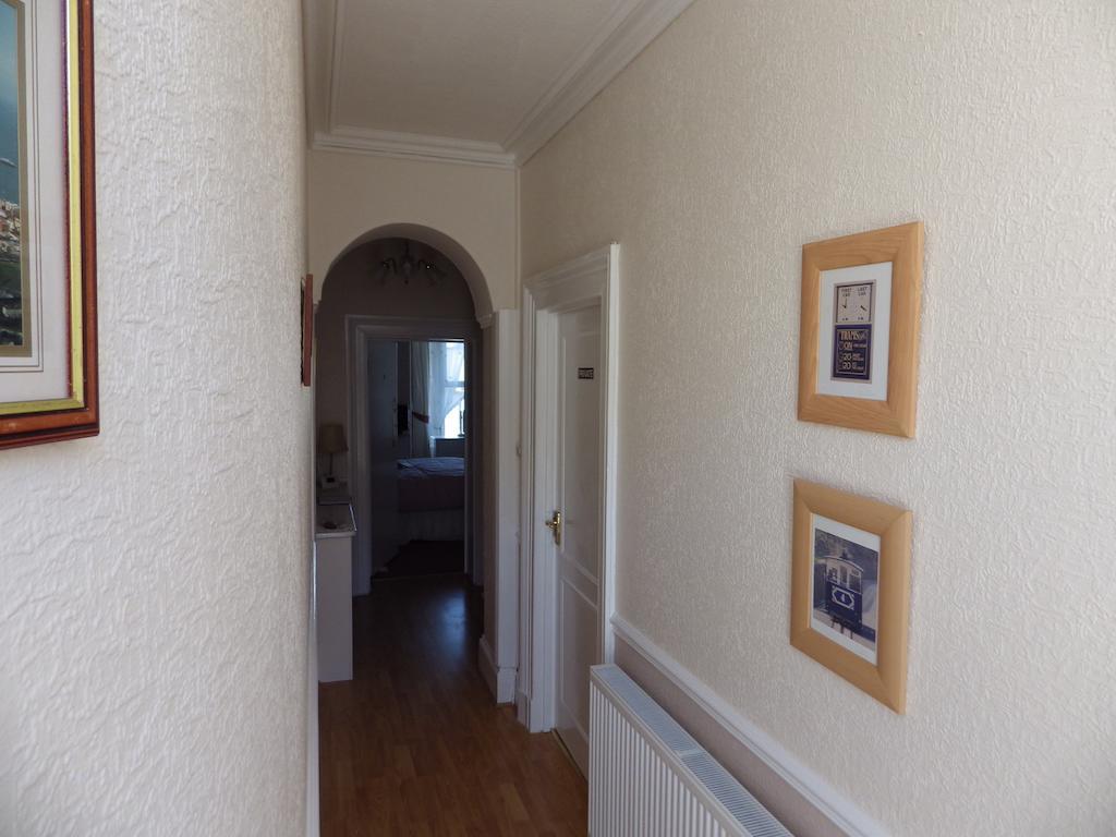 Anglesey House Bed & Breakfast Ландъндо Стая снимка